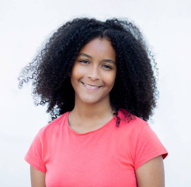 Güzel bir afro saçlı genç kız 