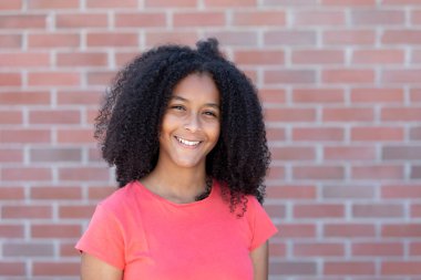 Güzel bir afro saçlı genç kız 