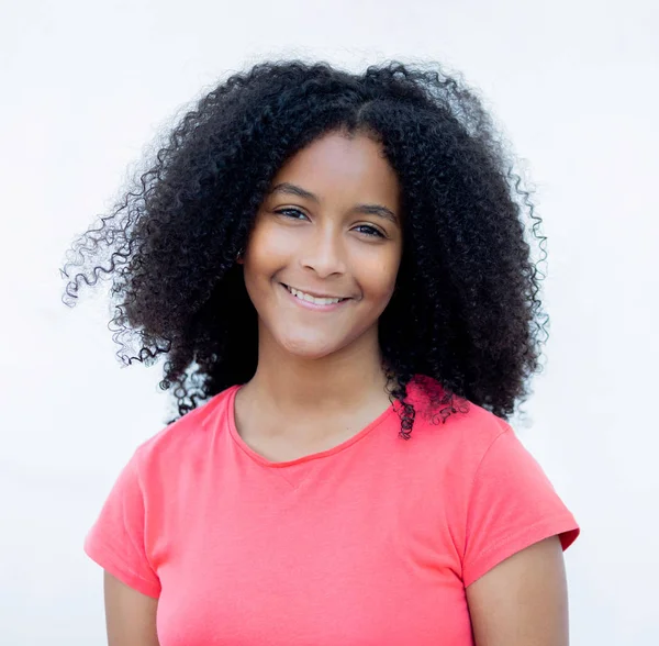 Menina adolescente com um belo cabelo afro — Fotografia de Stock