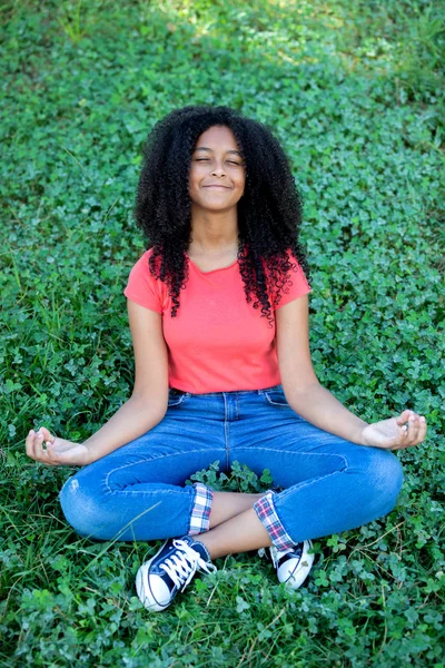 Vacker afrikansk tjej gör yoga — Stockfoto