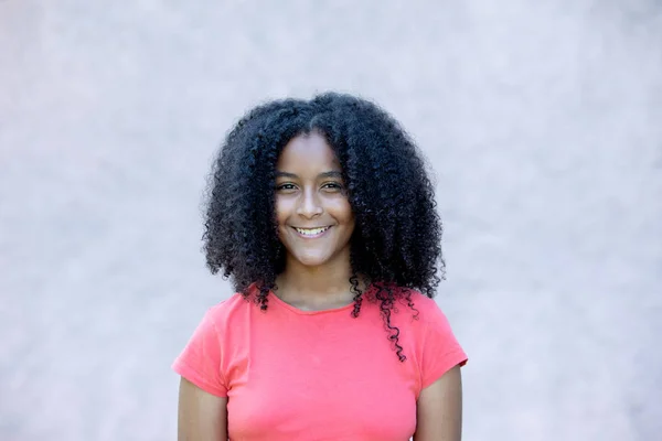 Menina adolescente com um belo cabelo afro — Fotografia de Stock