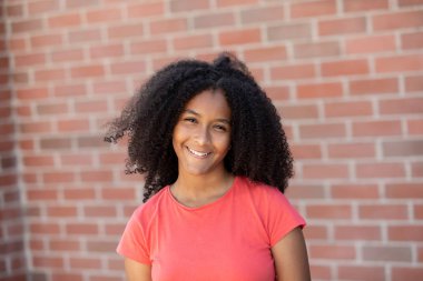 Güzel bir afro saçlı genç kız 