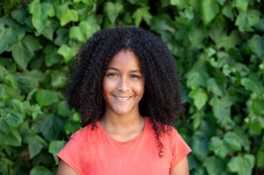 Güzel afro genç kız 