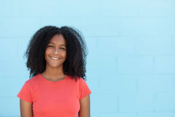 Tonåring flicka med en vacker afro hår — Stockfoto
