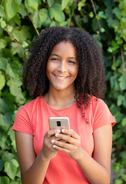 Красива дівчина-підліток з мобільним — стокове фото