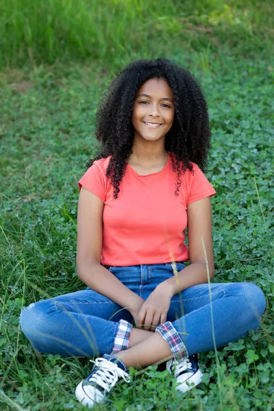 Belle fille africaine faisant du yoga — Photo