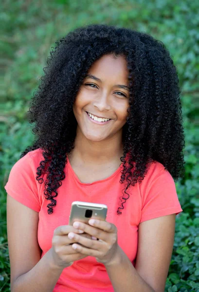 Vacker tonåring flicka med en mobil — Stockfoto