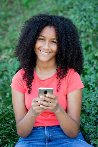 Красива дівчина-підліток з мобільним — стокове фото