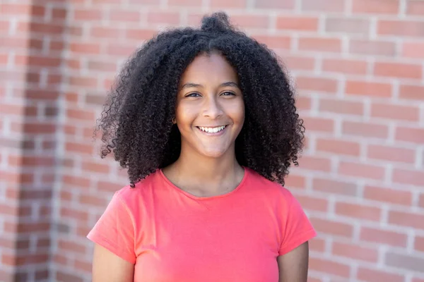 Tonåring flicka med en vacker afro hår — Stockfoto