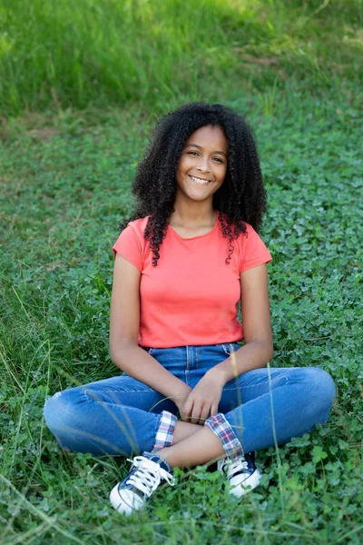 Belle fille africaine faisant du yoga — Photo