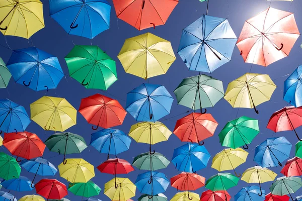 Parapluies Colorés Sur Ciel Pour Donner Ombre Rue — Photo