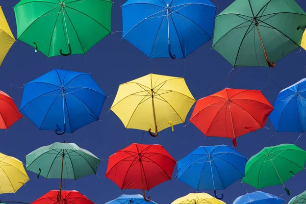 Parapluies Colorés Sur Ciel Pour Donner Ombre Rue — Photo