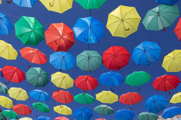 Parapluies Colorés Sur Ciel Pour Donner Ombre Rue — Photo