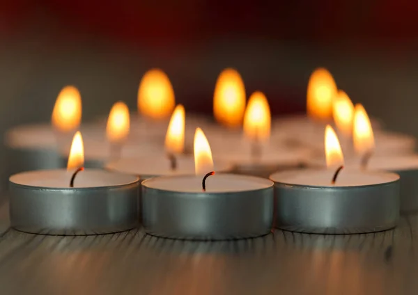 Πολλά Μικρά Κεριά Καύση Μια Ξύλινη Επιφάνεια — Φωτογραφία Αρχείου