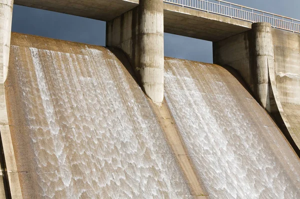 Voda Která Padá Vrcholu Hydroelektrické Elektrárny — Stock fotografie