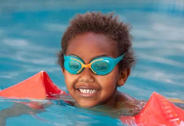 Turuncu Kollu Küçük Afrikalı Çocuk Havuzda Yüzer — Stok fotoğraf
