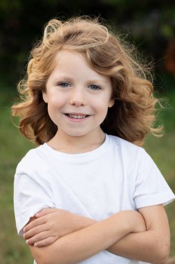 Uzun saçlı komik sarışın çocuk. 