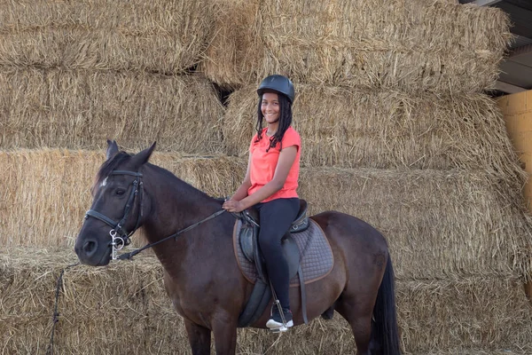 Schöner Teenager mit seinem Pferd, das Reiten lernt — Stockfoto