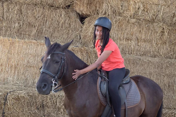 Piękna Nastolatka z jego konia uczenia się jeździć Zdjęcie Stockowe