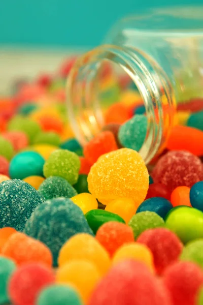 Vele kleurrijke snoepjes — Stockfoto