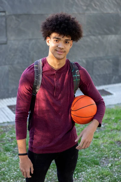 Üniversitede elinde basket topu olan Afrikalı bir çocuk. — Stok fotoğraf