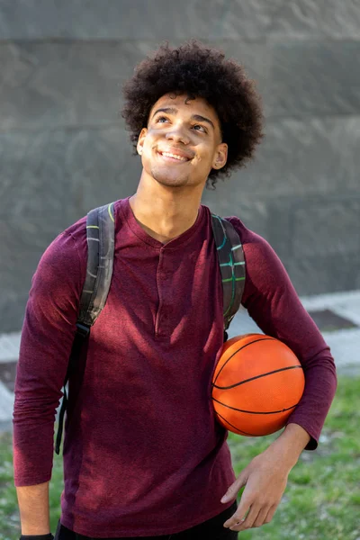 Üniversitede elinde basket topu olan Afrikalı bir çocuk. — Stok fotoğraf