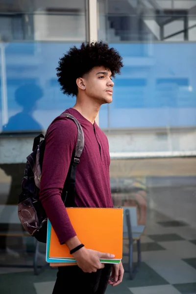 Studente adolescente africano nell'università — Foto Stock