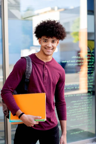 Üniversitede Afrikalı bir öğrenci.  