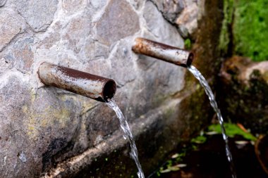 Kristal berraklığında su ile iki boru kaynağı 