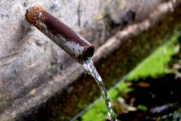 Bron van twee buizen met kristalhelder water — Stockfoto