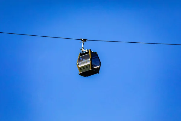 Cable car flying on the mountain. — Stock Photo, Image