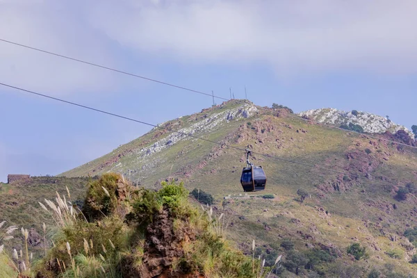 Teleférico volando en la montaña . — Foto de Stock