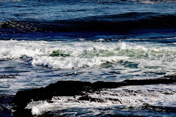 Волны, разбивающиеся на побережье — стоковое фото