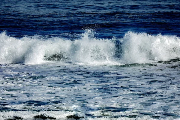 Olas rompiendo en la costa — Foto de Stock