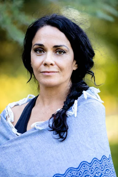 Brunette woman in a park — Stock Photo, Image