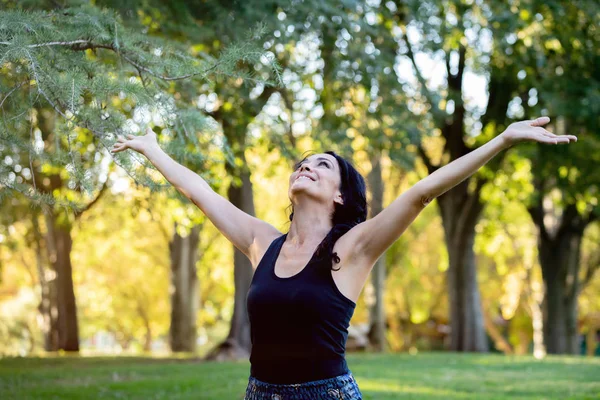 Lycklig brunett kvinna i en park — Stockfoto
