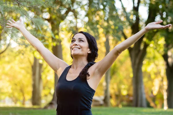 Happt brunette woman in a park — ストック写真