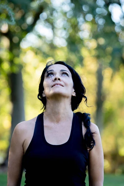 Pensive brunette woman joying a day in a park — Stock Photo, Image