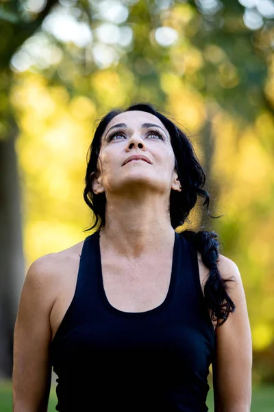 Pensive brunetka kobieta cieszy się dzień w parku — Zdjęcie stockowe