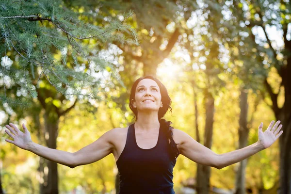 Esmer kadın parkta yoga yapıyor. — Stok fotoğraf