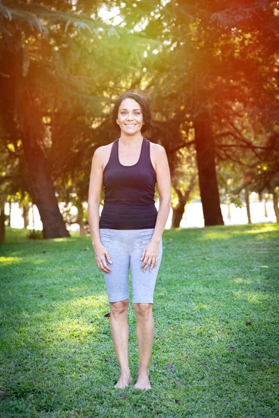 Bruna donna godendo una giornata in un parco — Foto Stock