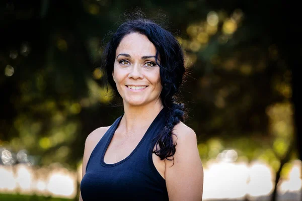 Femme brune faisant du yoga dans un parc — Photo