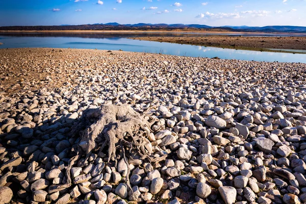 Stausee wegen Trockenheit fast leer — Stockfoto