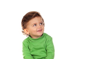 Yeşil forma giyen iki yaşında güzel bir çocuk. 