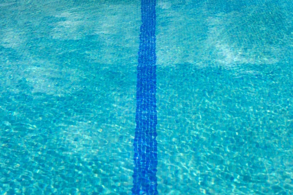 Vyčistit vodu v modrém bazénu — Stock fotografie