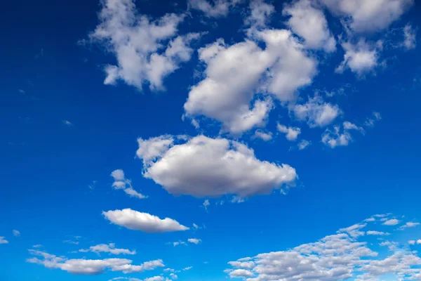 美丽的蓝天上蓬松的云彩 — 图库照片