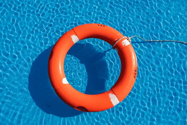 Färgglada flottar på en pool — Stockfoto