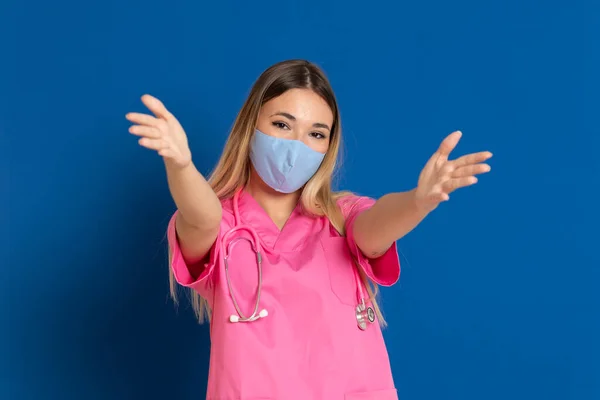 Joven Médico Con Cara Máscara Uniforme Rosa Sobre Fondo Azul —  Fotos de Stock