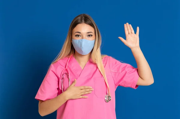 Joven Médico Con Cara Máscara Uniforme Rosa Sobre Fondo Azul — Foto de Stock