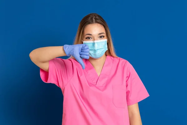 Fiatal Orvos Visel Maszk Arc Rózsaszín Egyenruha Kék Háttér — Stock Fotó